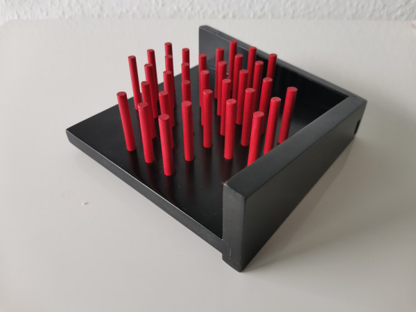 Solitär Ninm in schwarz mit roten Holzstiften - 13,5 cm